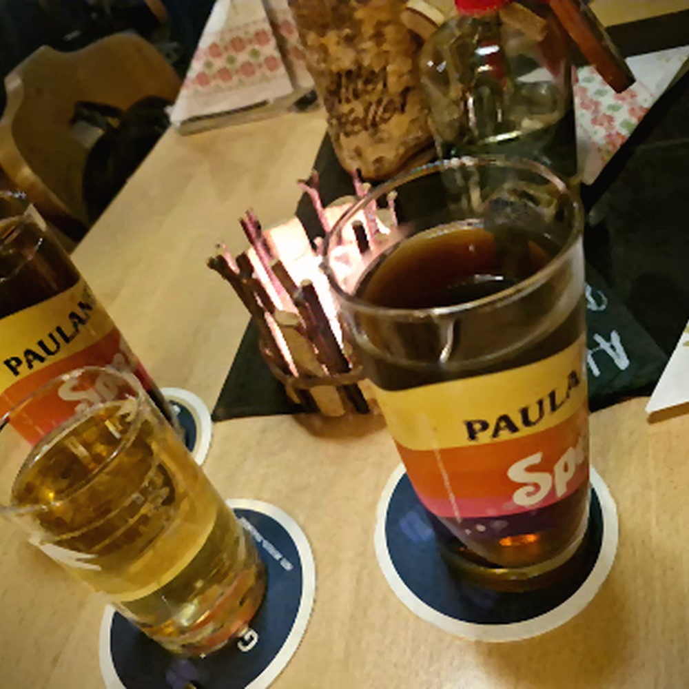 Bier und Getraenke auf dem Tisch