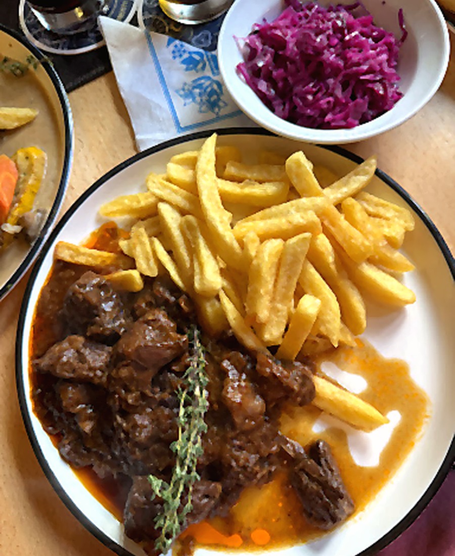Schnitzel mit Pommes und Rotkraut