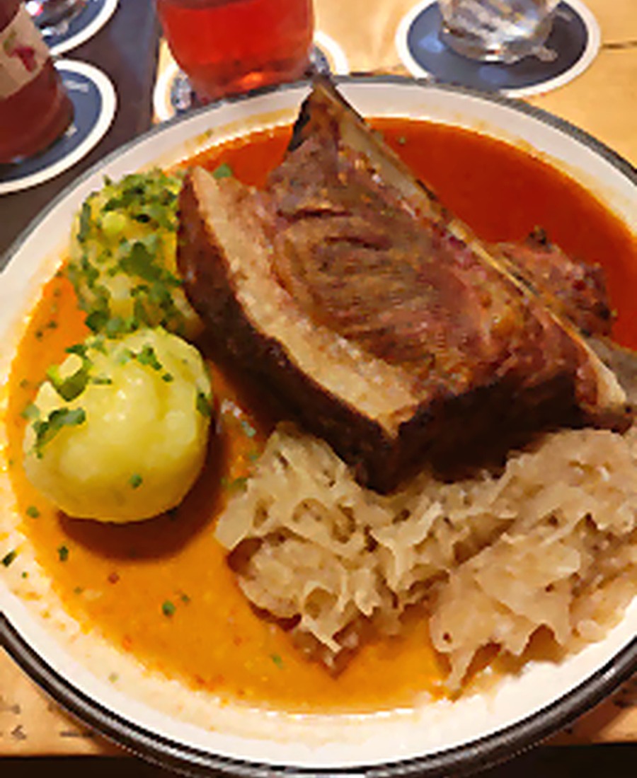 Steak mit Sauce und Knoedel