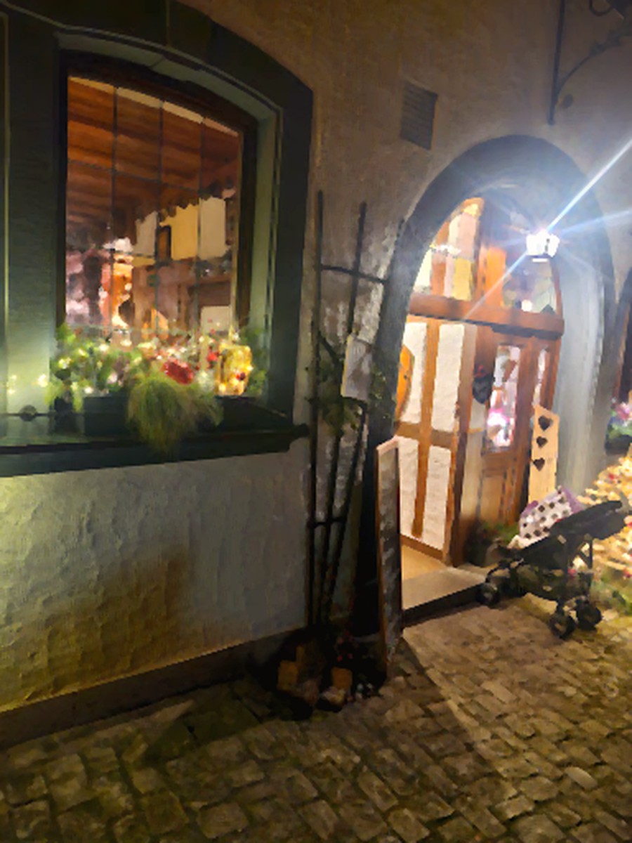 Eingang vom Alter Keller am Abend