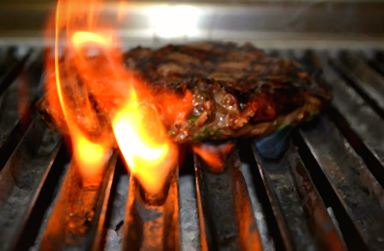 Fleisch auf dem Grill mit Flammen
